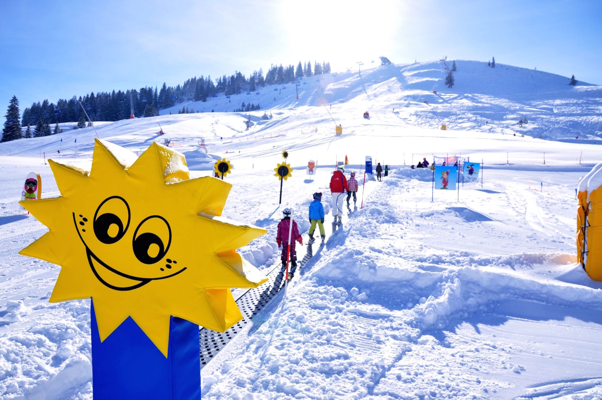 Aufblasbare Sonne mit Skischüler dahinter