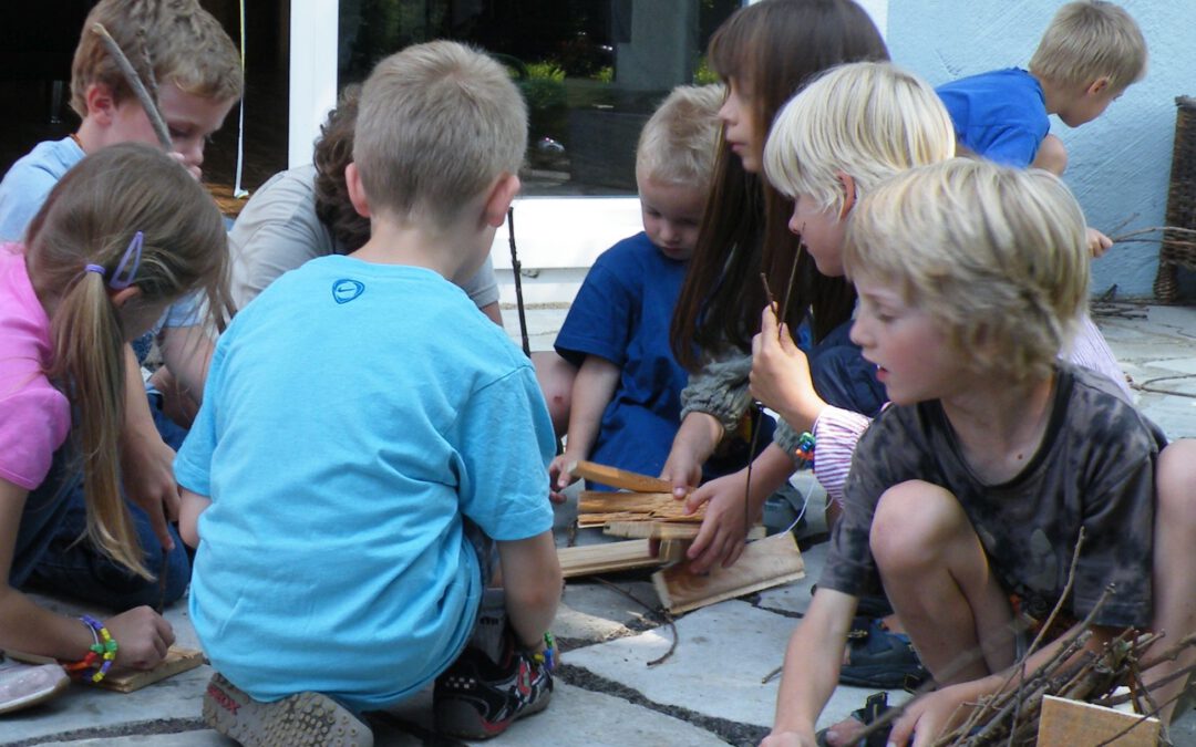 Kinder spielen auf Terrassenboden