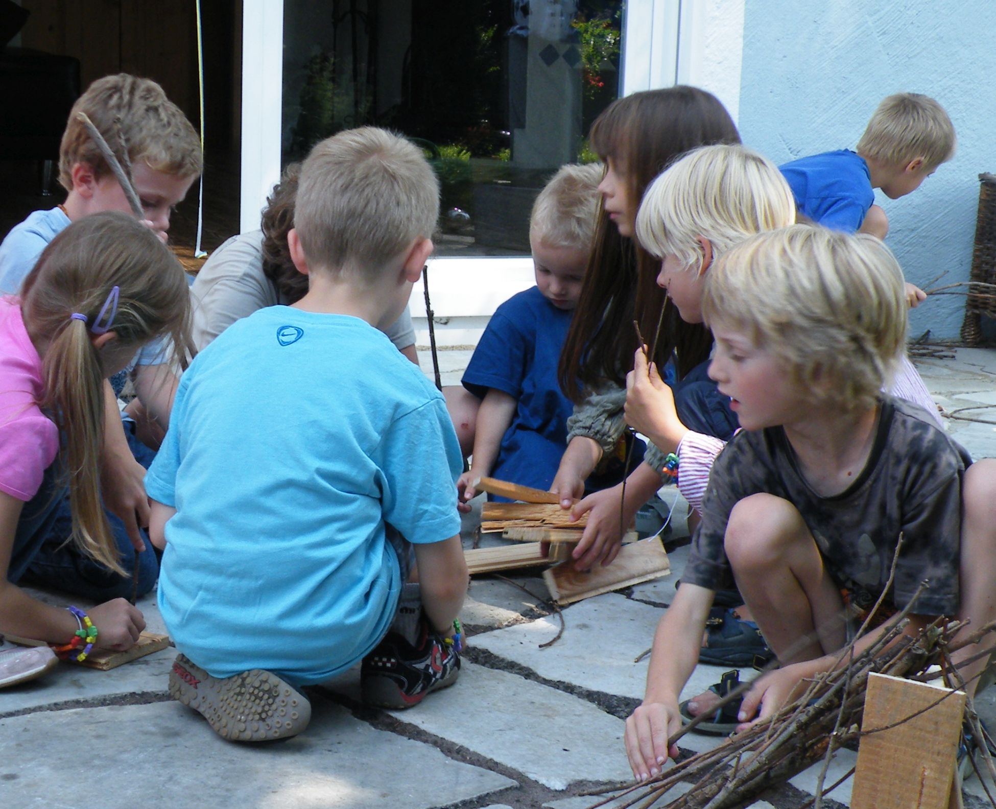 Kinder spielen auf Terrassenboden