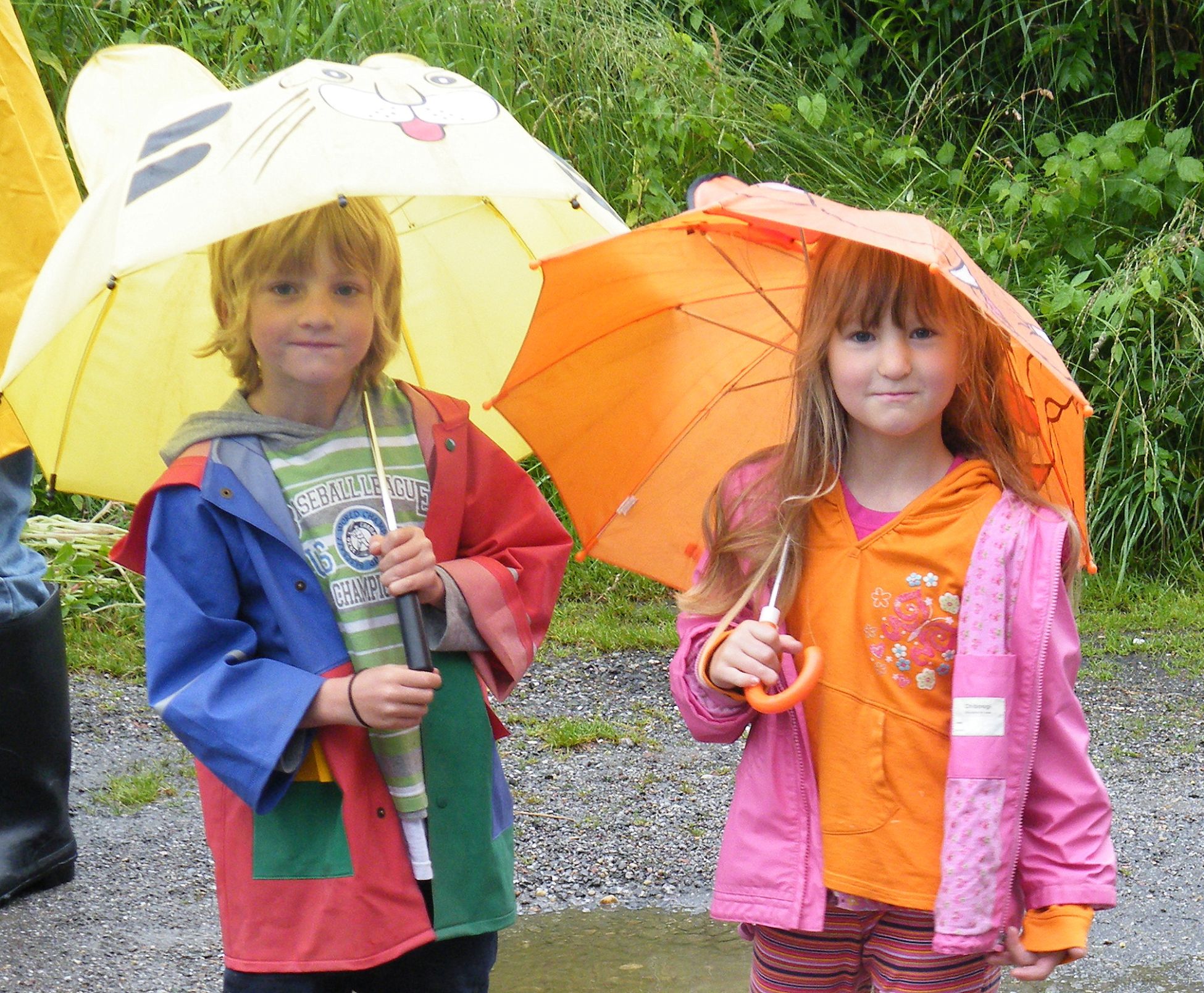 2 kleine Kinder mit Regenschirmen