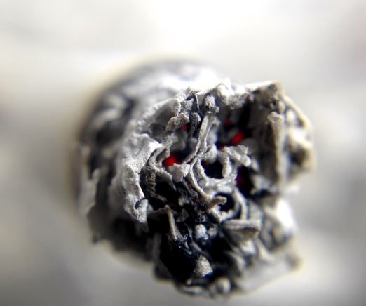 Zigarette achtlos weggeworfen – neben Tankstelle
