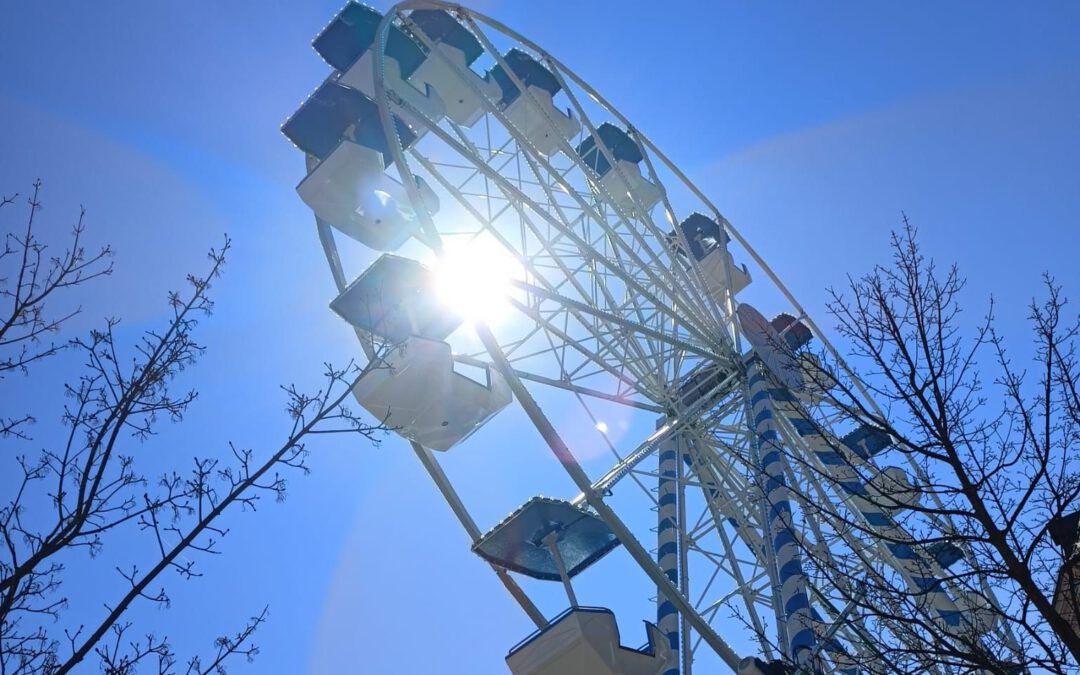 Riesenrad am Ludwigsplatz steht