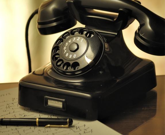 schwarzes nostalgisches Telefon mit Drehscheibe