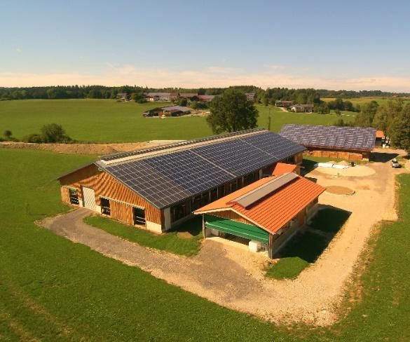 Luftaufnahme von Bauernhof mit Photovoltaik auf dem Dach
