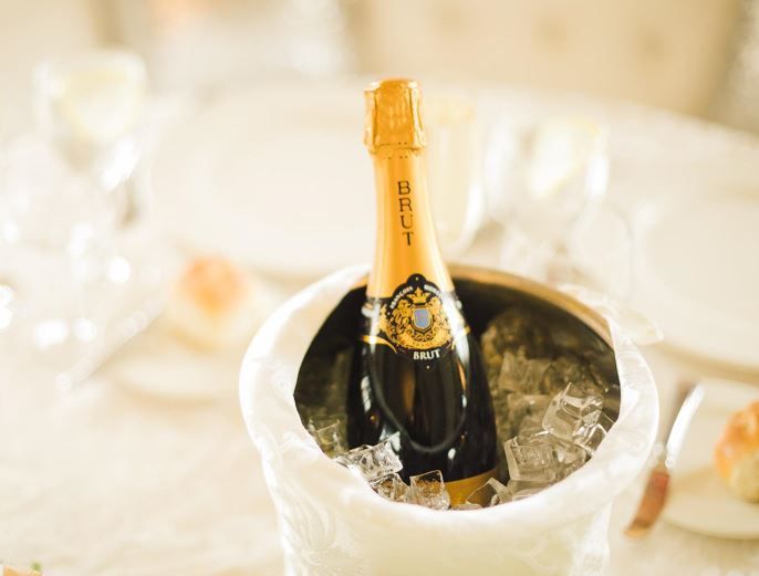 Flasche Champagner im Kühler mit Eis