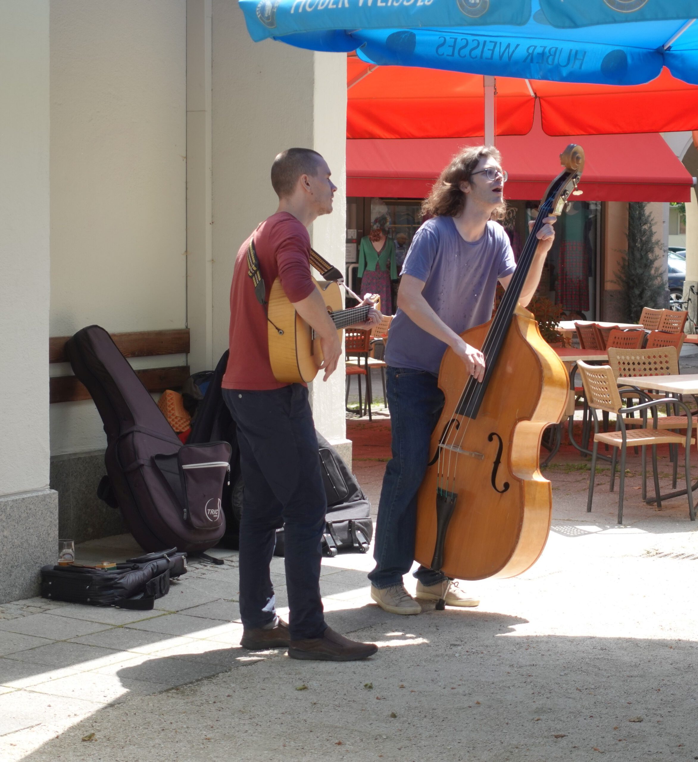 zwei Musiker mit Gitarre und Cello am Salinplatz in Rosenheim