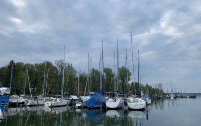 Segelboot kippt auf dem Chiemsee – Segler bleibt unverletzt