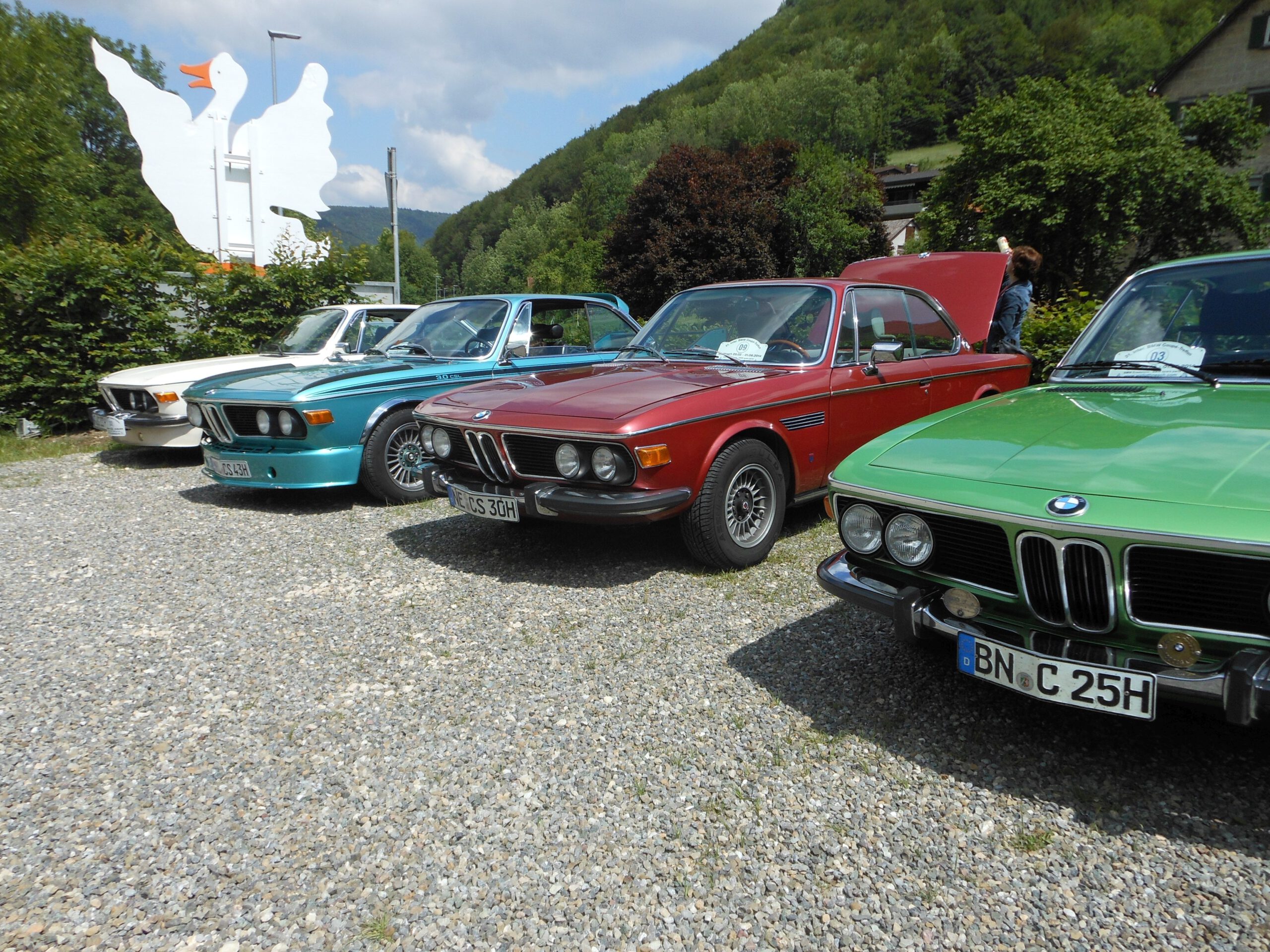 BMW-Coupès in verschiedenen Farben nebeneinander