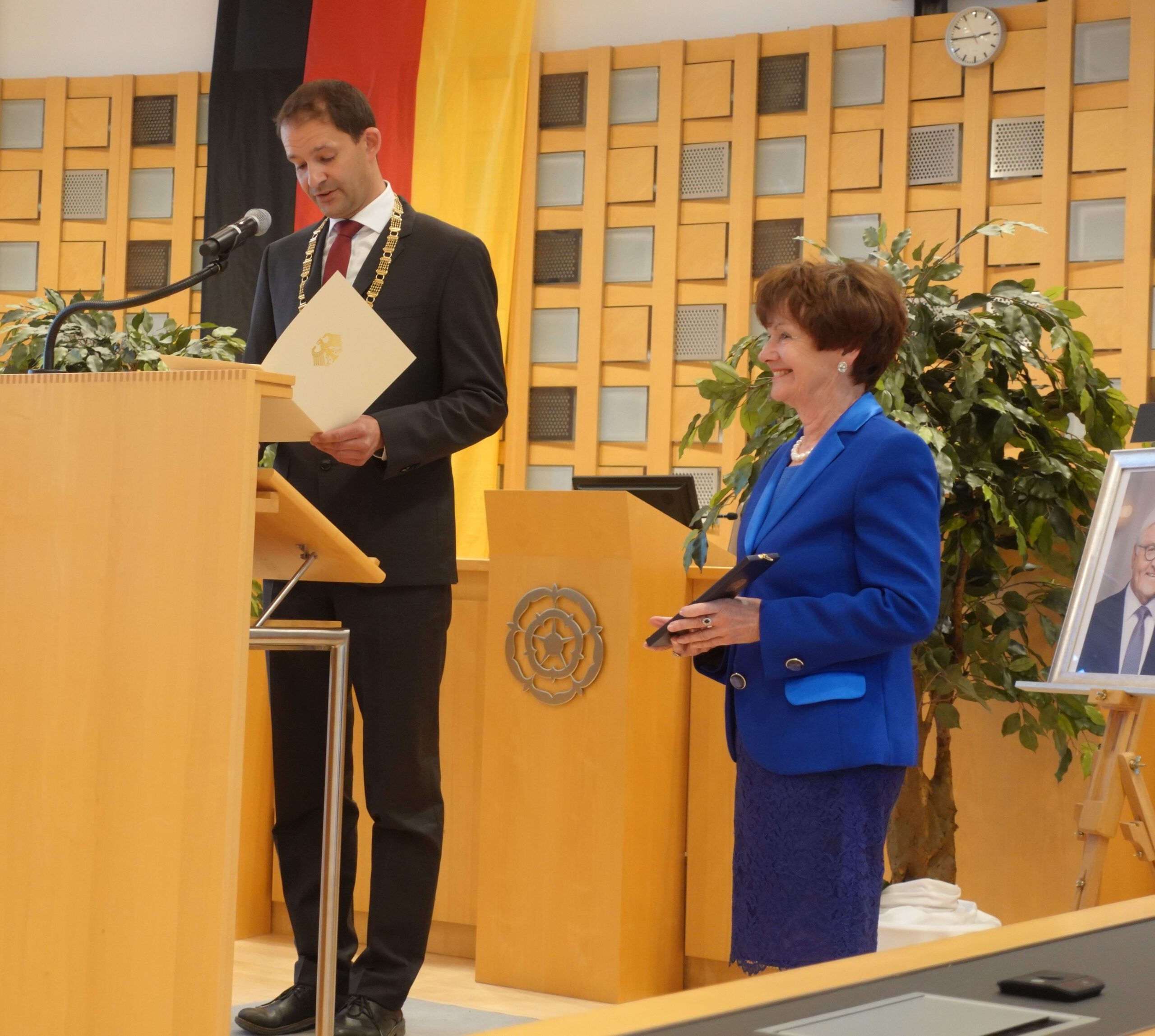 Oberbürgermeister Andreas Maerz bei seiner Rede. Eleonore Dambach-Trapp steht rechts daneben in blauem Kostüm