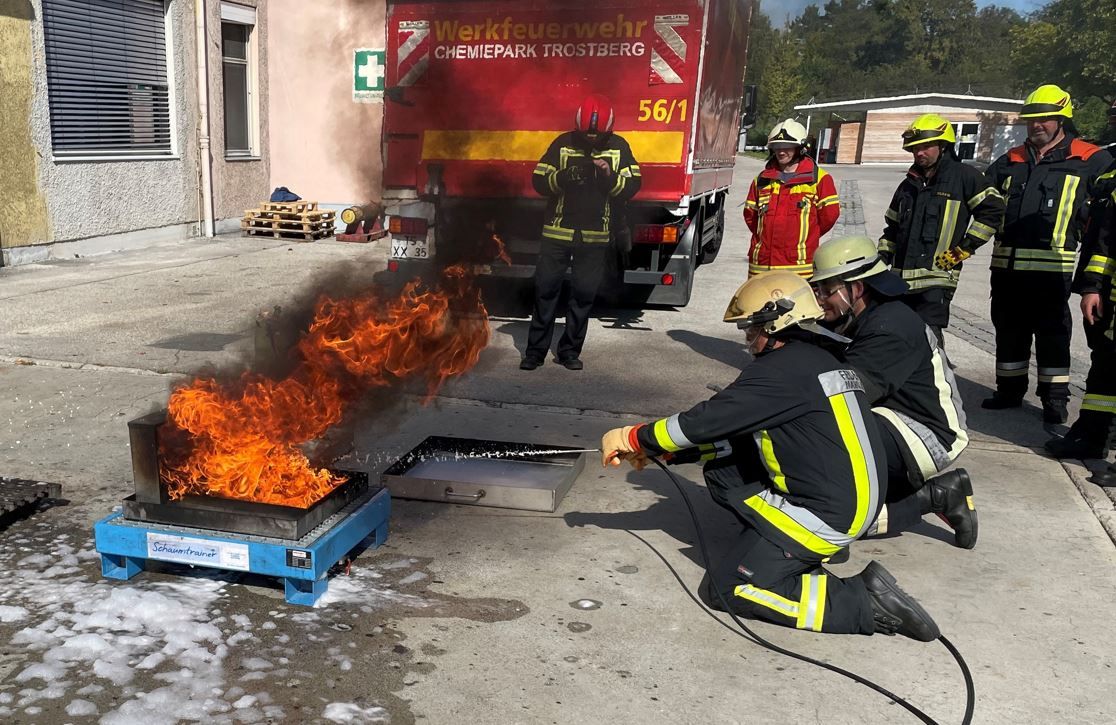 Kreisfeuerwehrverband Traunstein. Feuerwehruebung mit Loeschschaum