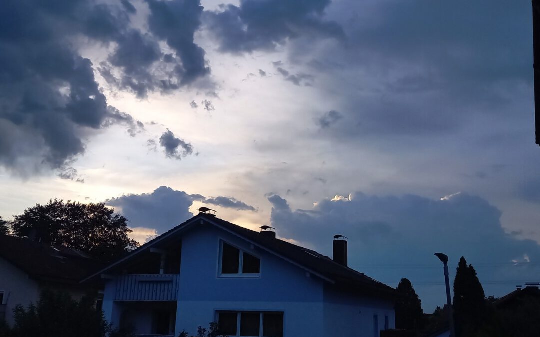 Erste Gewitterwolken ziehen auf