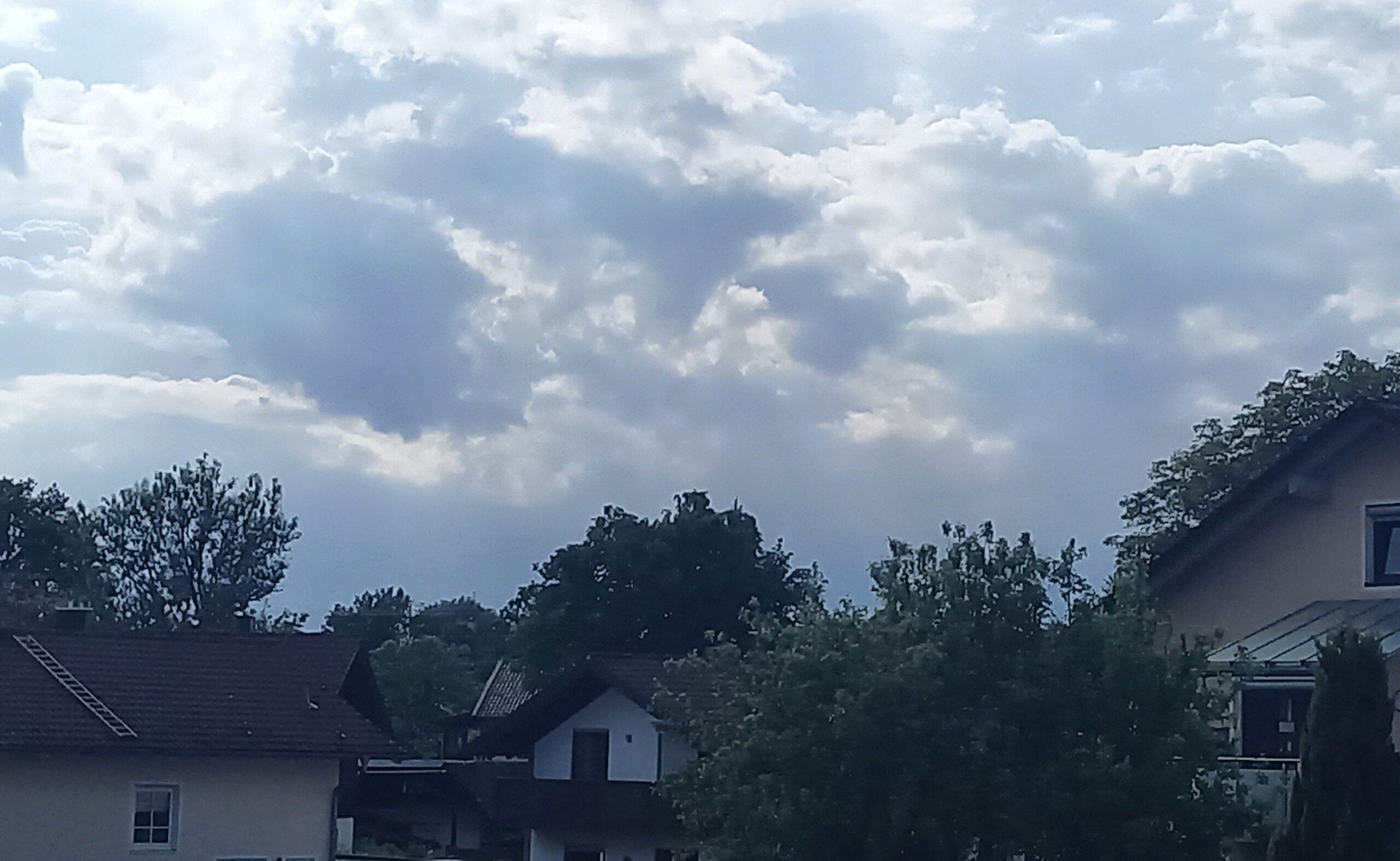 Gewitterwolken ziehen auf über Rosenheim