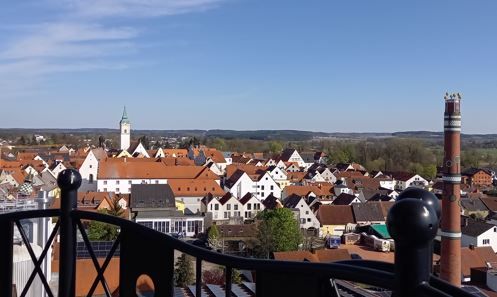 Blick über Innenstadt von Kelheim mit blauem Himmel