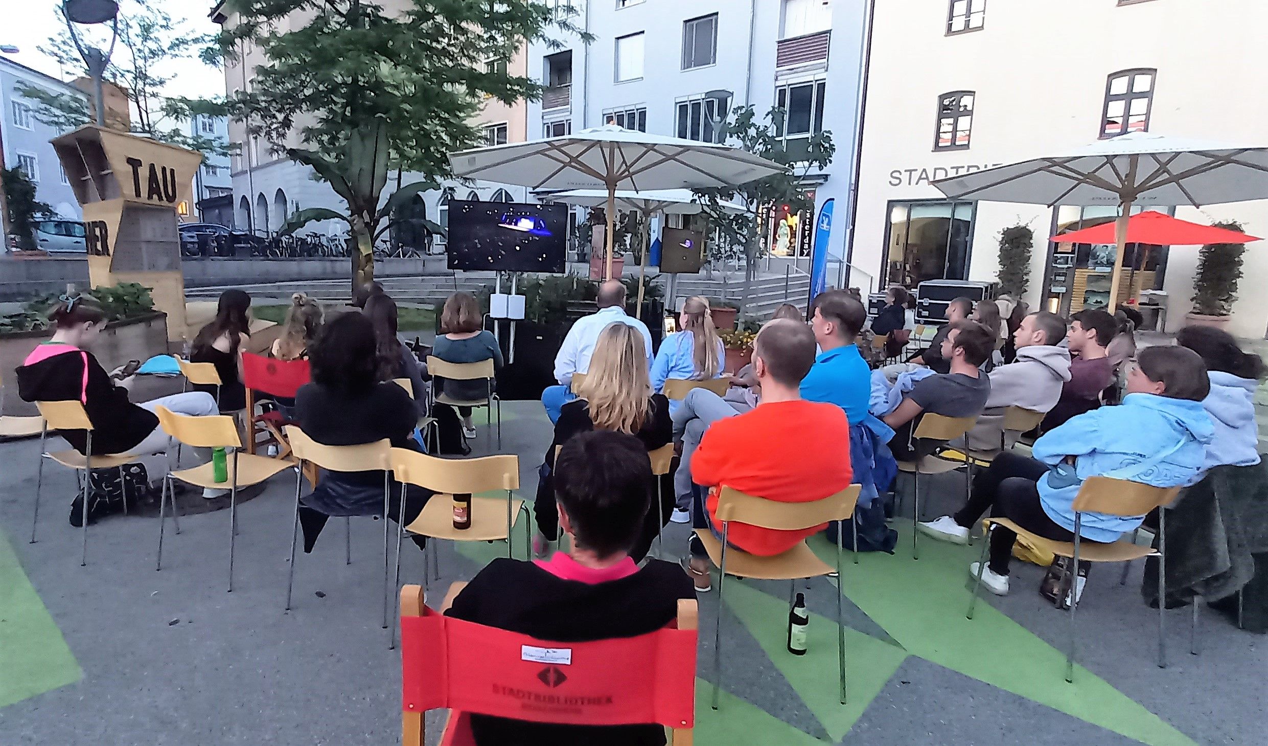 Zuschauer vor Fernseher am Salzstadel in Rosenheim