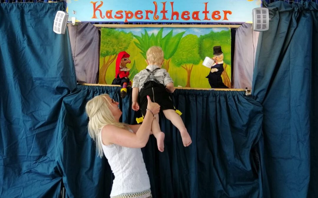 Bürgermeister spielt Kasperltheater