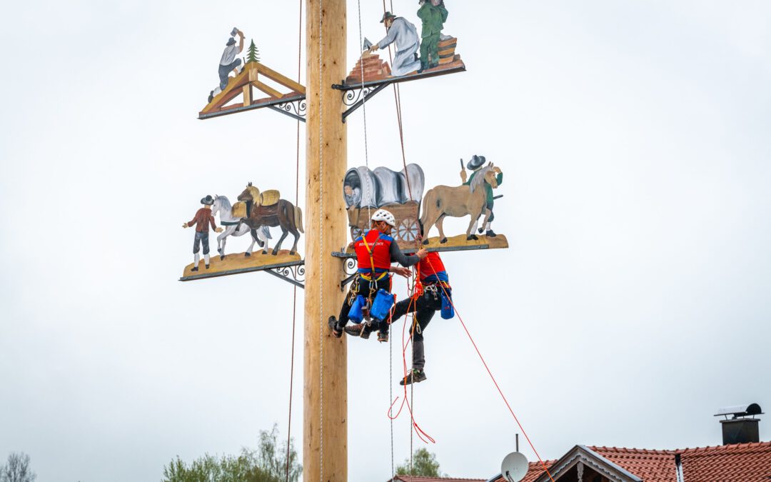 Bergwachtler beim Maibaum-Einsatz