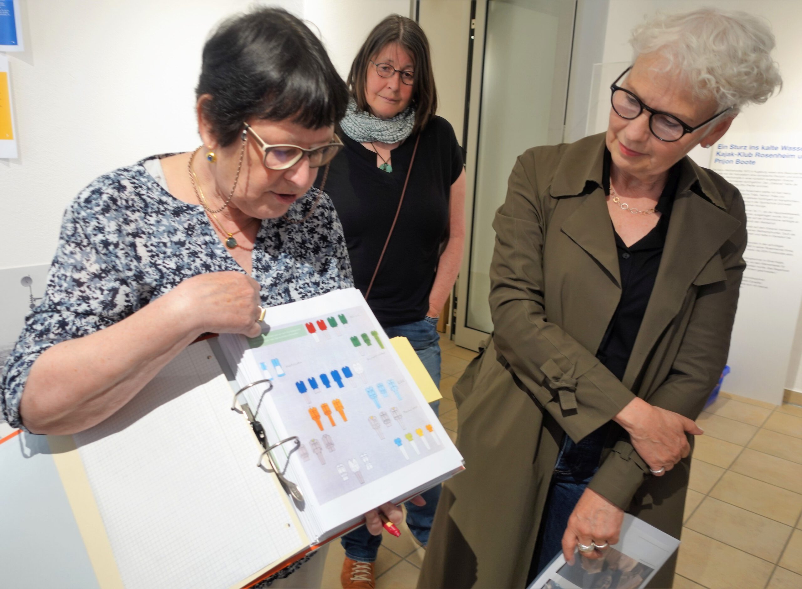 von links Dr. Evelyn Frick, Lydia Zellner und Elisabeth Rechenauer. Sie haben zusammen mit Museumsleiter Walter Leicht die Ausstellung entwickelt und realisiert.