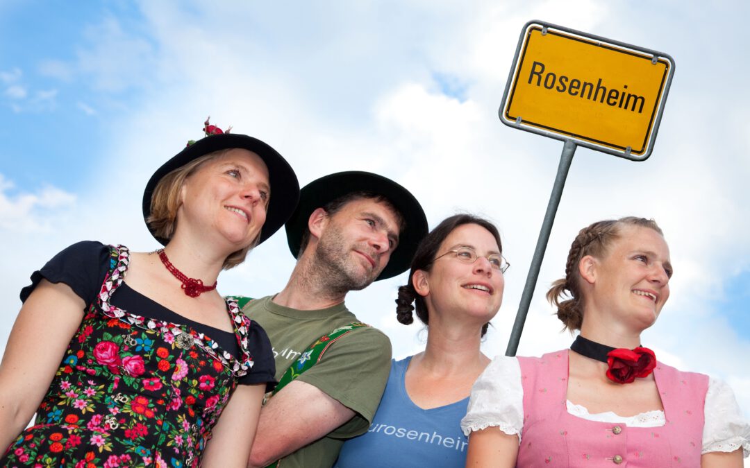 Die Neurosenheimer mit Ortsschild Rosenheim in Hintergrund