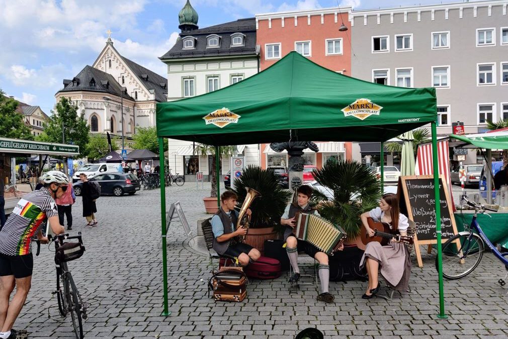 Gruener Markt in Rosenheim mit Pavillon, darunter Musiker