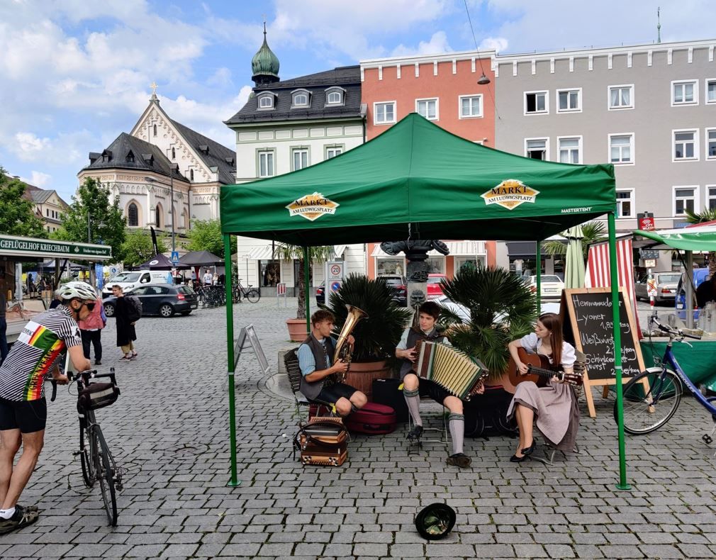 Gruener Markt in Rosenheim mit Pavillon, darunter Musiker