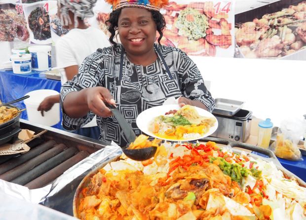 Afrikanerin kocht afrikanische Spezialität in großer Pfanne