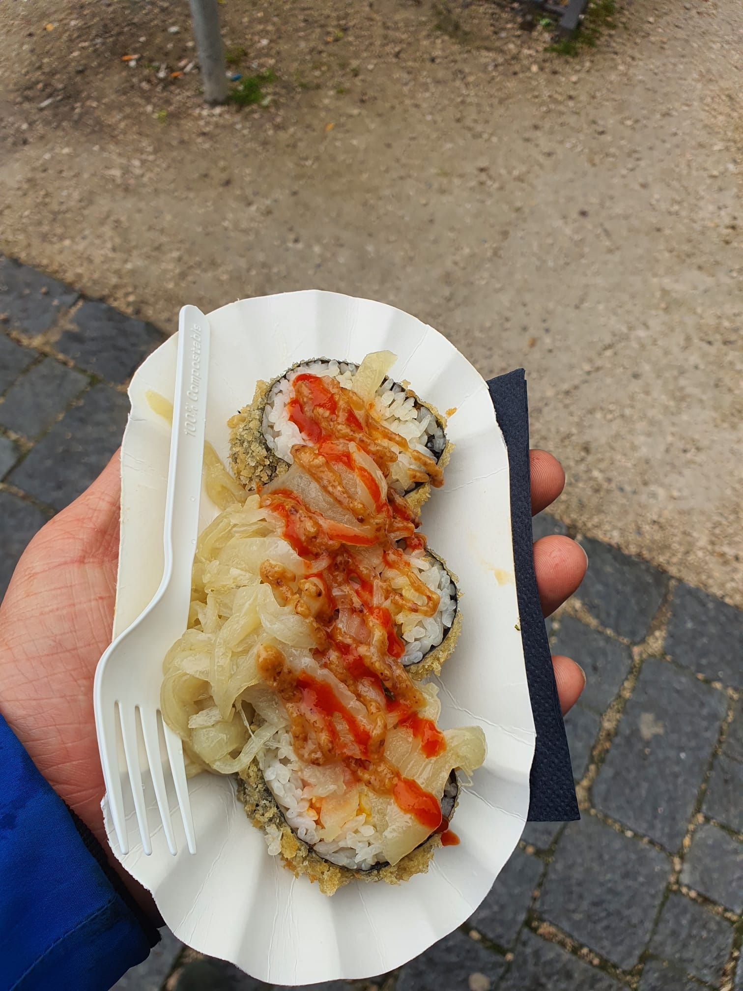 Leberkas-Sushi auf Pappteller