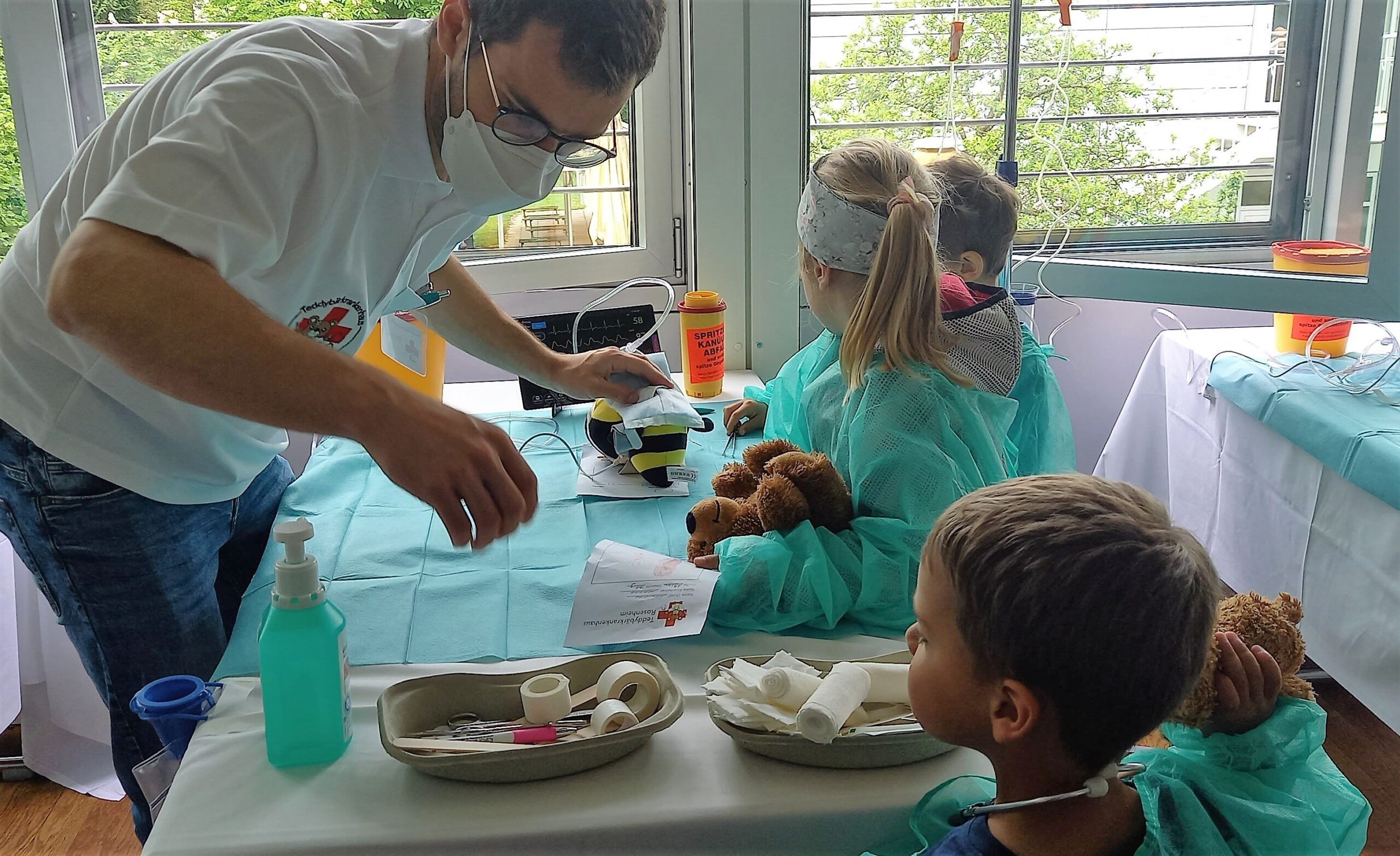 Besuch im Teddybär-Krankenhaus Rosenheim. Kinder operieren zusammen mit einem Arzt ein Kuscheltier