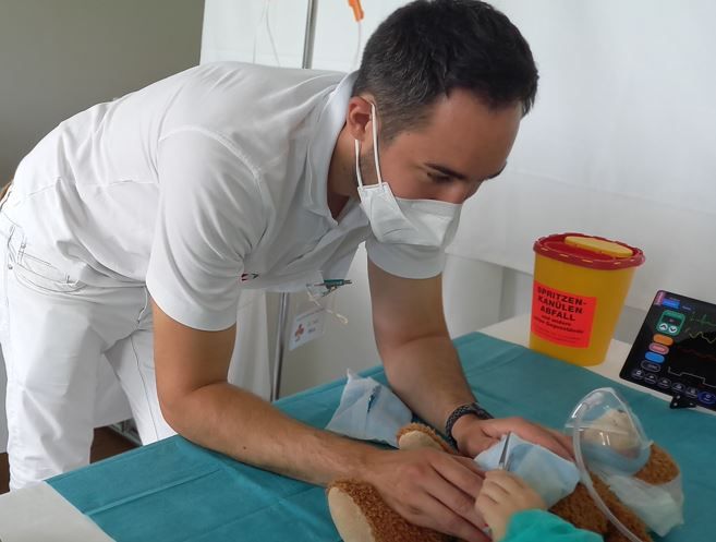 Der junge Mediziner Nico Hanny behandelt einen Teddybären 