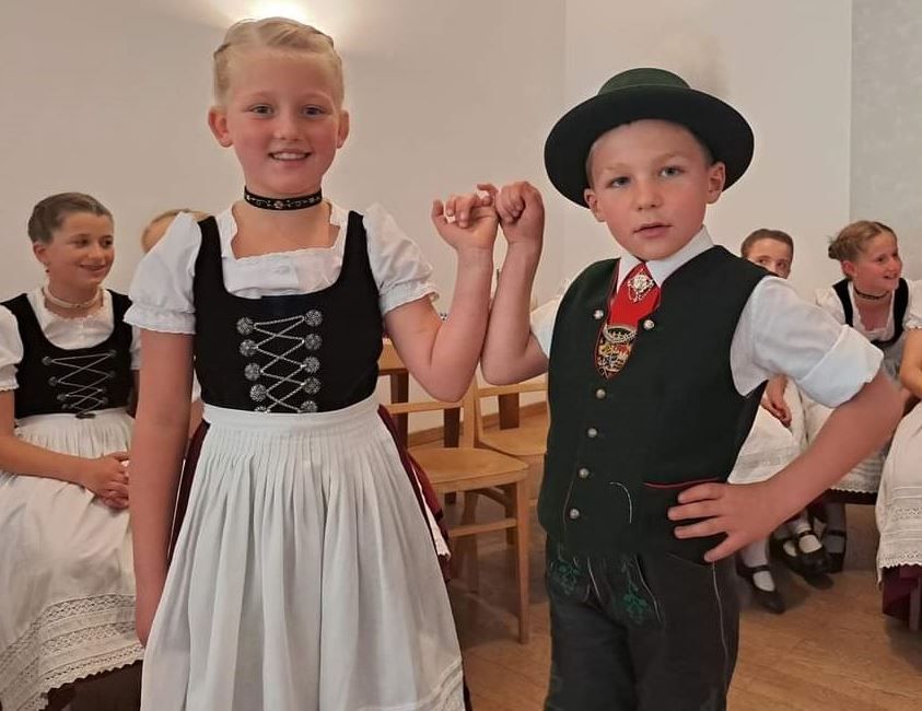 Zwei Trachtenkinder beim Tanz des GTEV Ostermuennchen