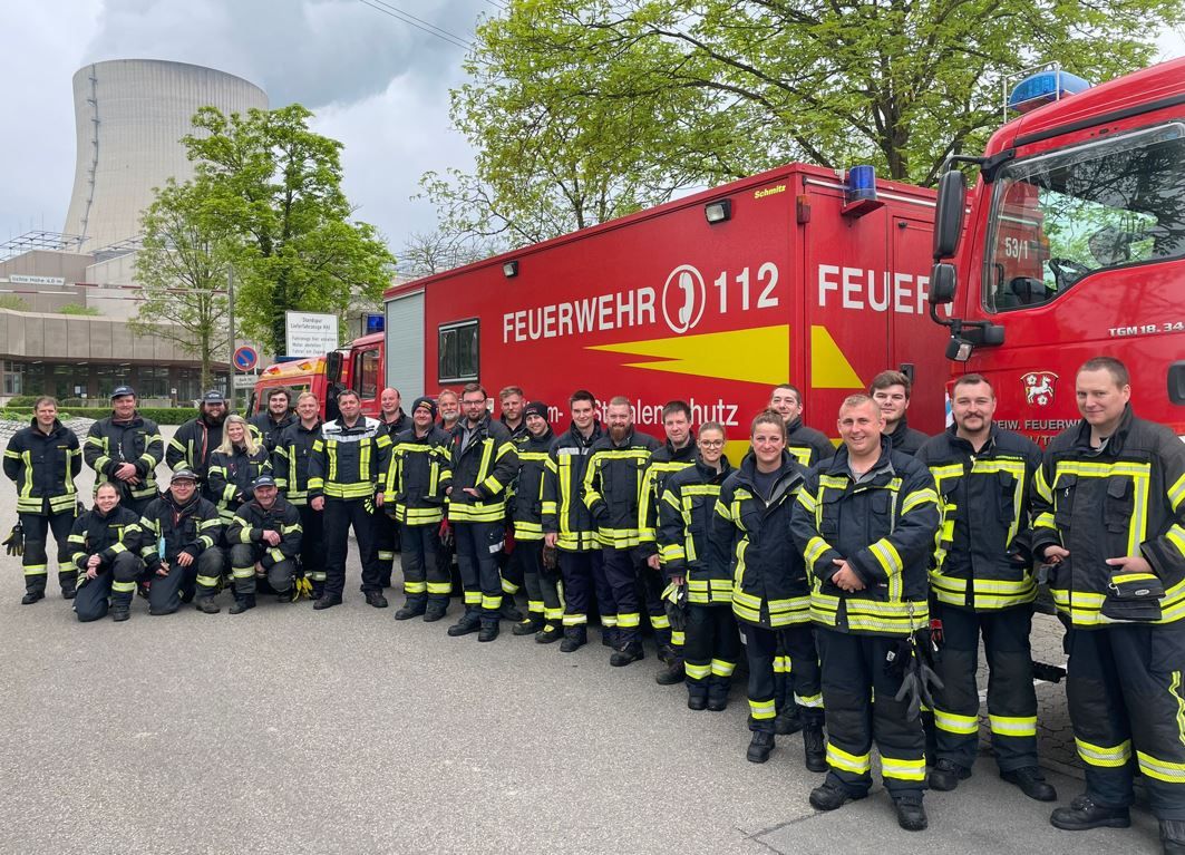 Viele Feuerwehrler bei der Uebung eim Atomkraftwerk Isar bei Landshut