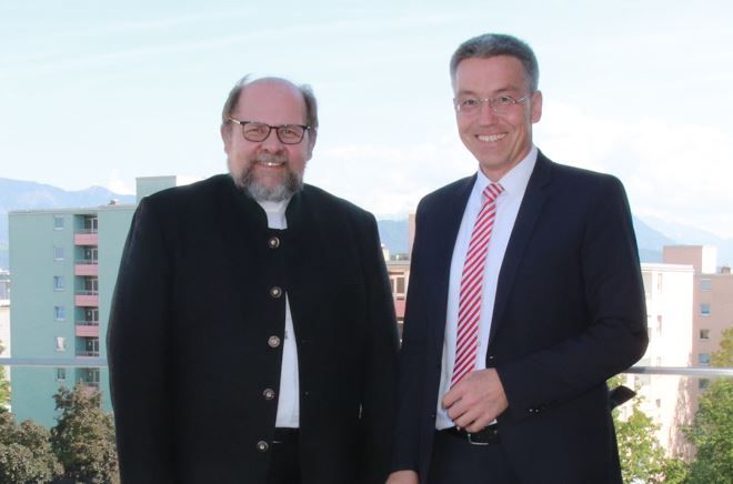 Weihbischof Wolfgang Bischof links mit Rosenheims Landrat Otto Lederer rechts über den Dächern der Stadt Rosenheim