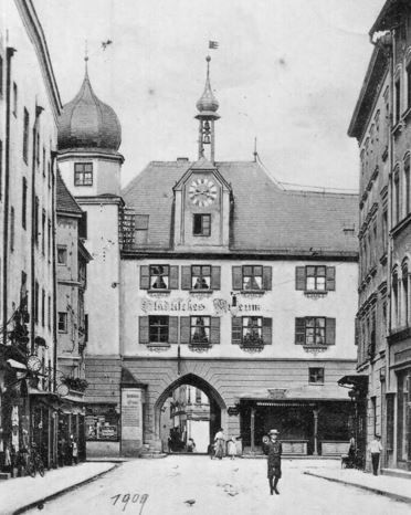 Historische Aufnahme des Mittertor in Rosenheim aus dem Jahr 1909