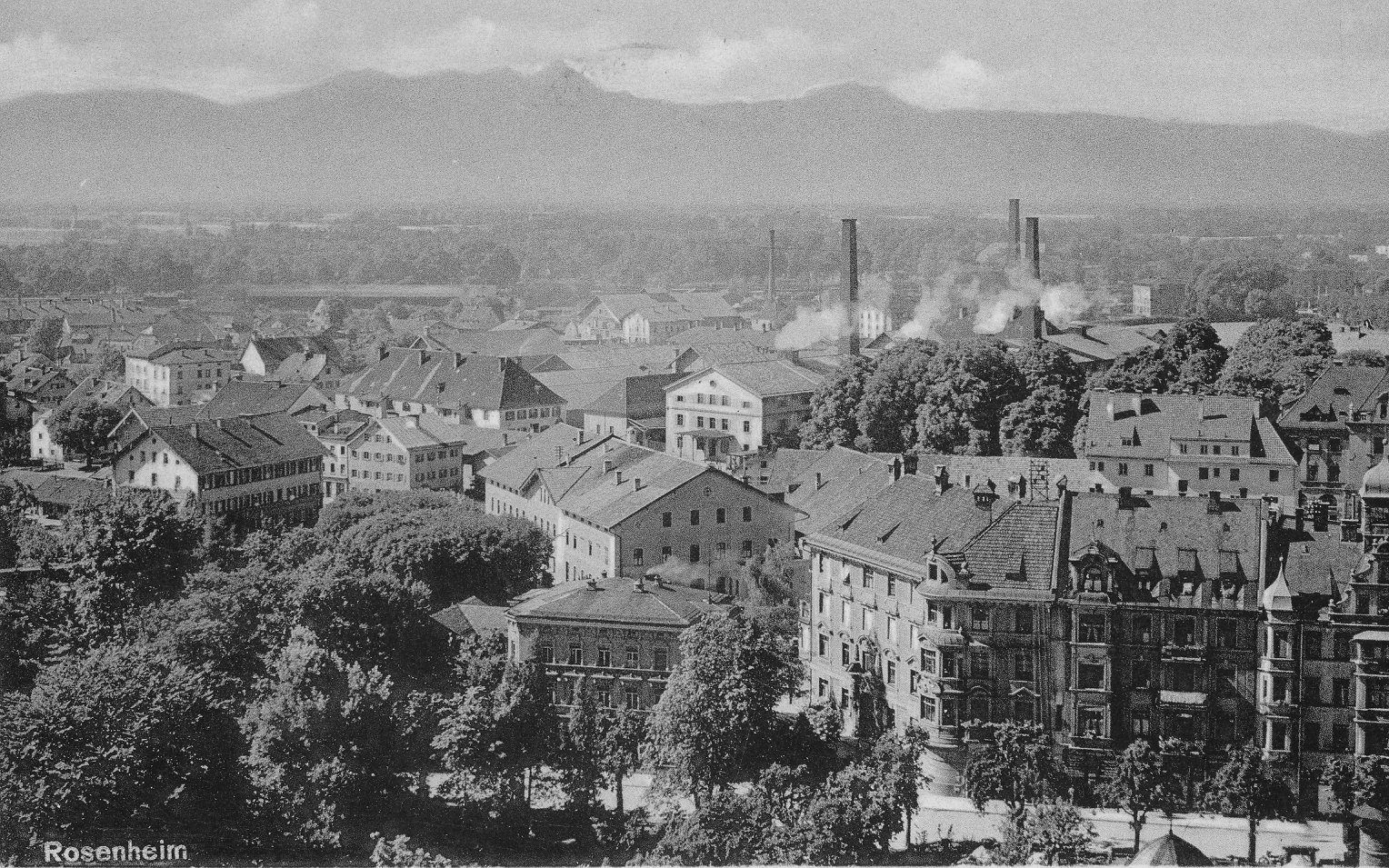 Schwarz-Weiss-Aufnahme : Blick über die Rosenheimer Innenstadt