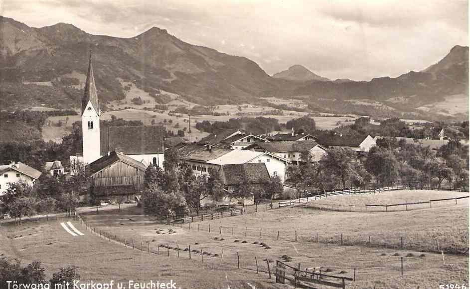 Schwarz-Weiss-Foto von Törwang am Samerberg mit Bergen und Kirchlein und Dorf und viel Grün