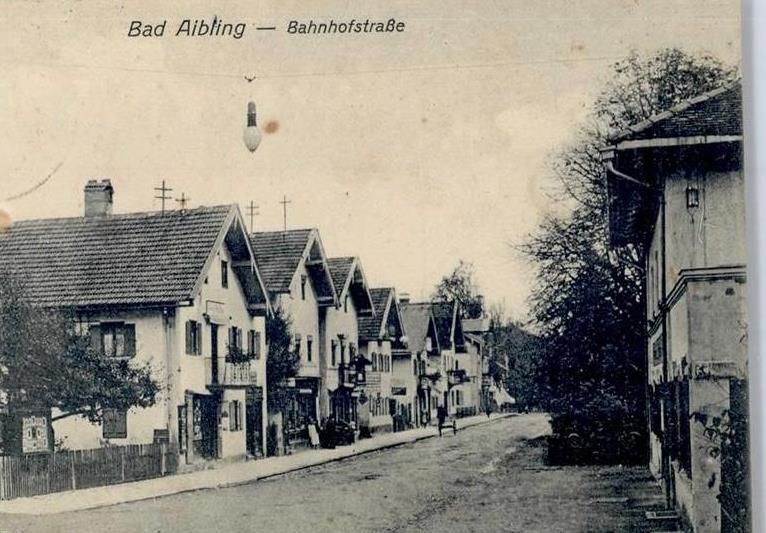 Historische Aufnahme der Bahnhofstrasse in Bad Aibling aus der Zeit um 1900