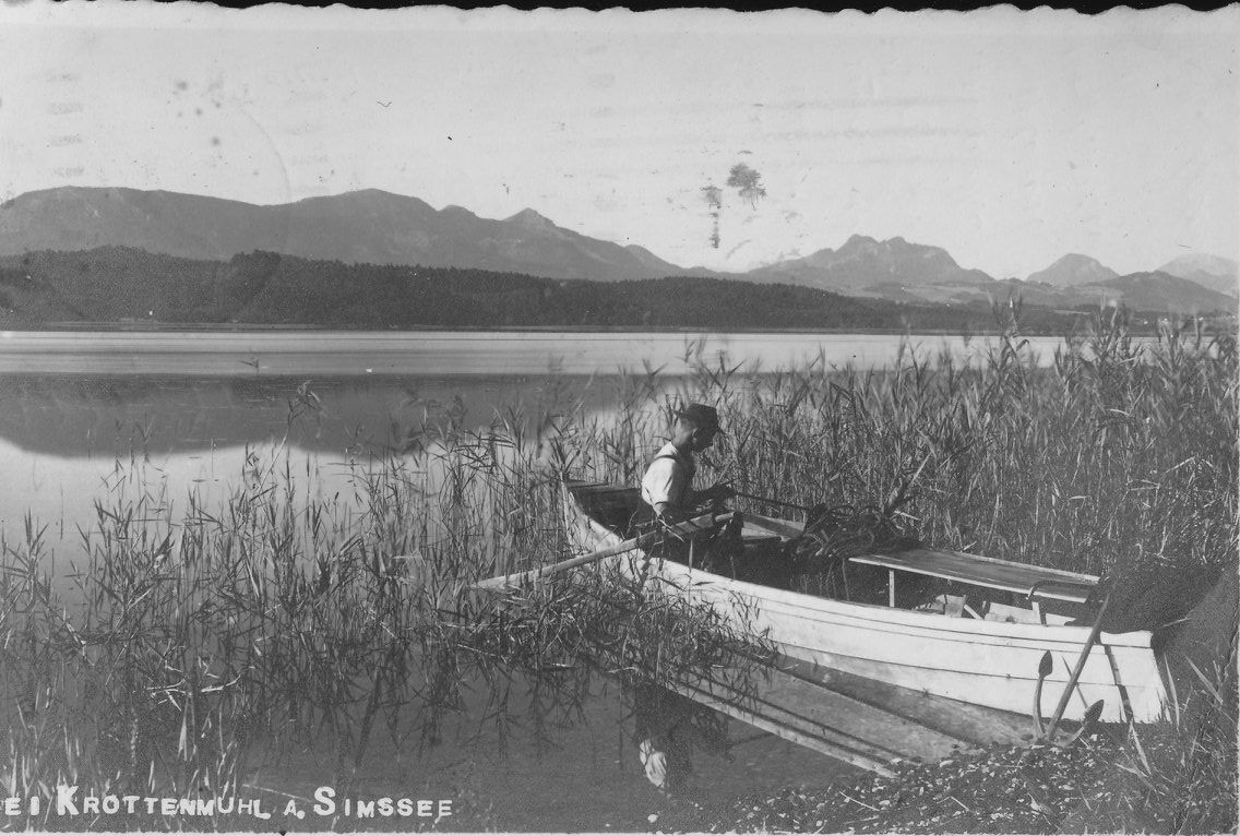 Mann in Ruderboot in Krottenmuehl am Simssee im Jahr 1931