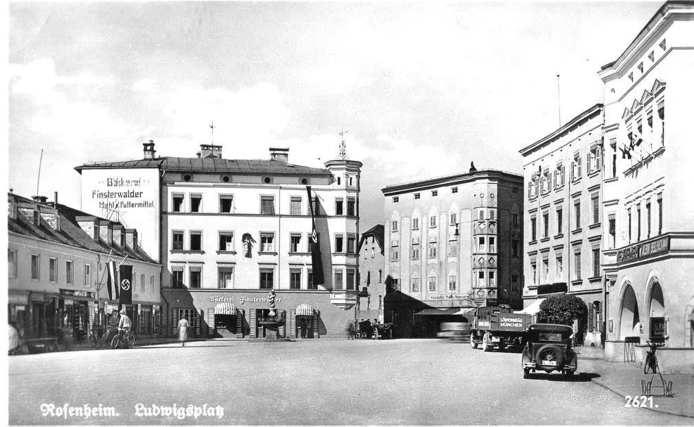 Ludwigsplatz Rosenheim im Jahr 1943. Auf Aufnahme zu sehen auch ein Auto der damaligen Zeit und ein Lastwagen