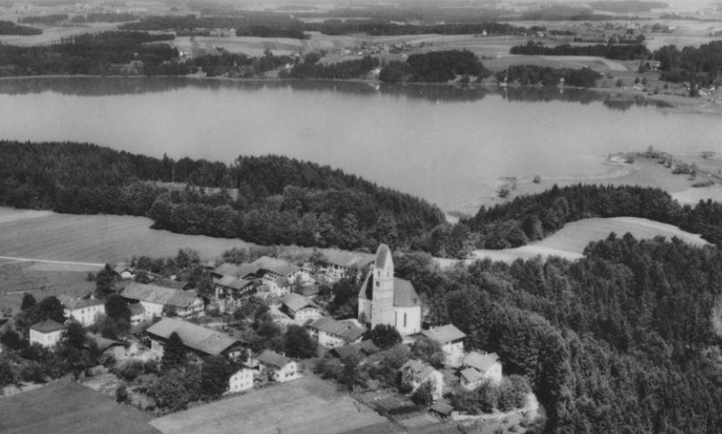 Alte schwarz-weiss-Luftaufnahme von Simssee und Hirnsberg im Landkreis Rosenheim