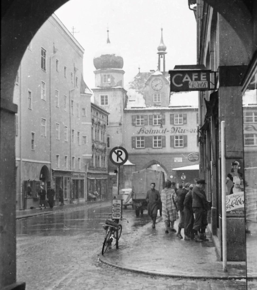 Historische Schwarz-Weiss-Aufnahme auf 1950. Darauf zu sehen das Mittertor in Rosenheim mit einigen Menschen in der damals typischen Kleidung