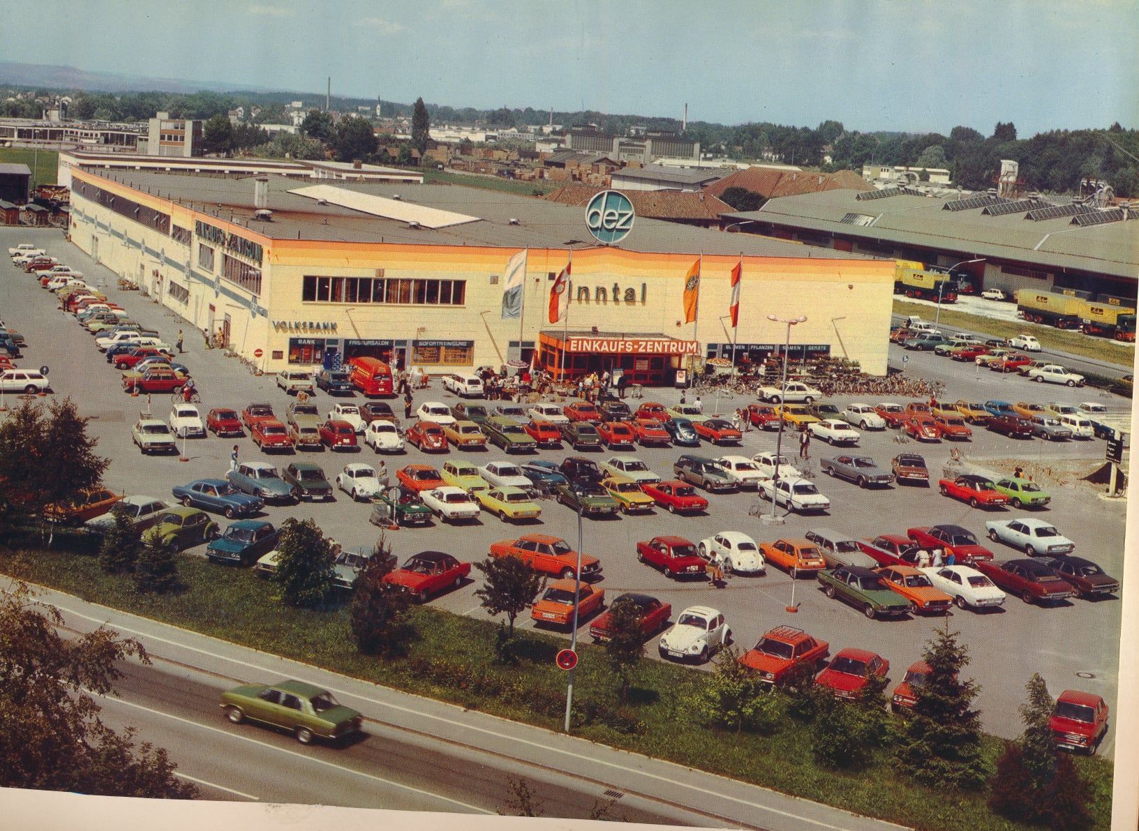 Parkplatz Einkaufszentrum mit vielen Autos - viele damals rot.