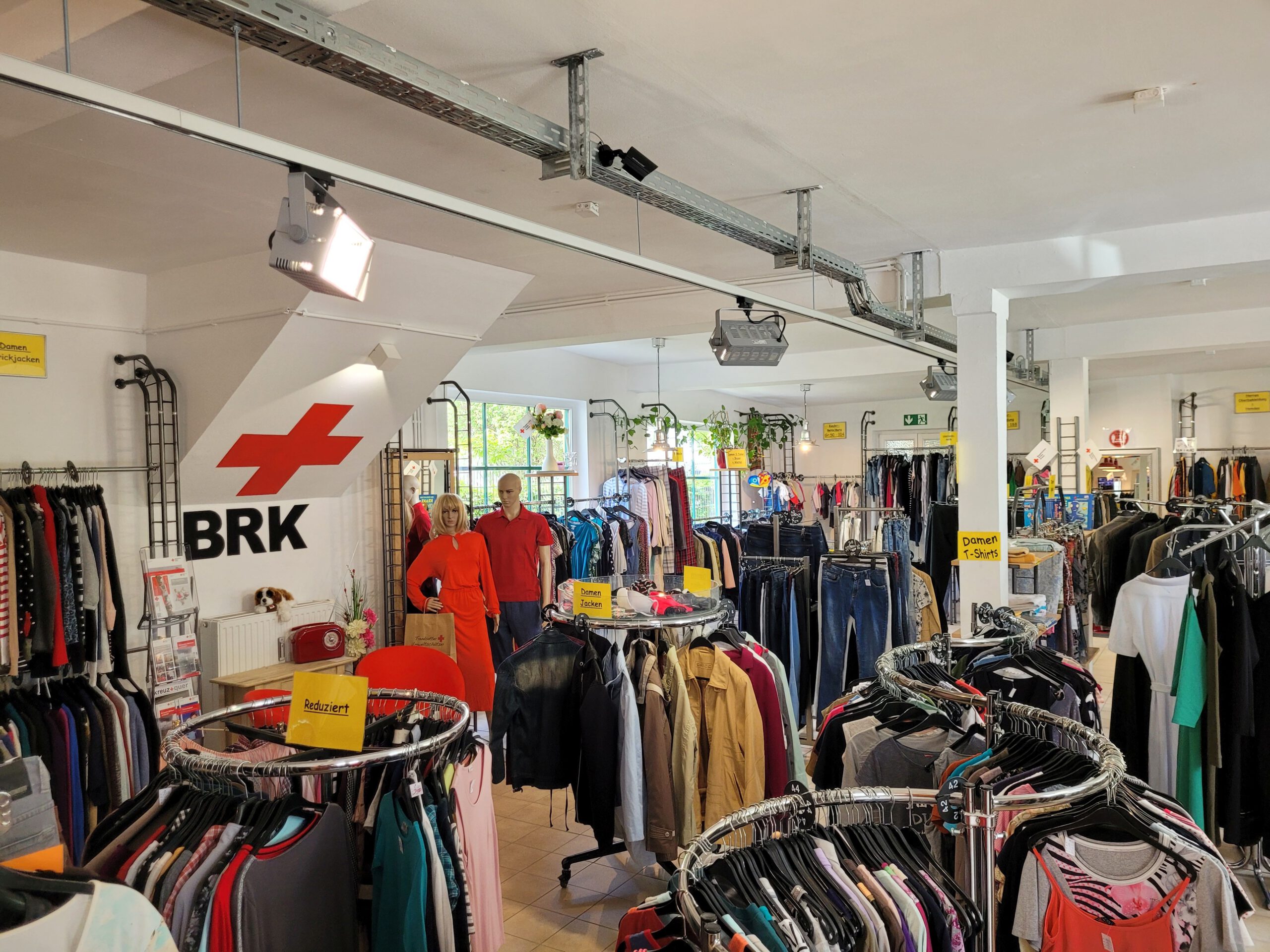 BRK-Kleiderladen Rosenheim von innen mit vielen Kleidungsstuecken