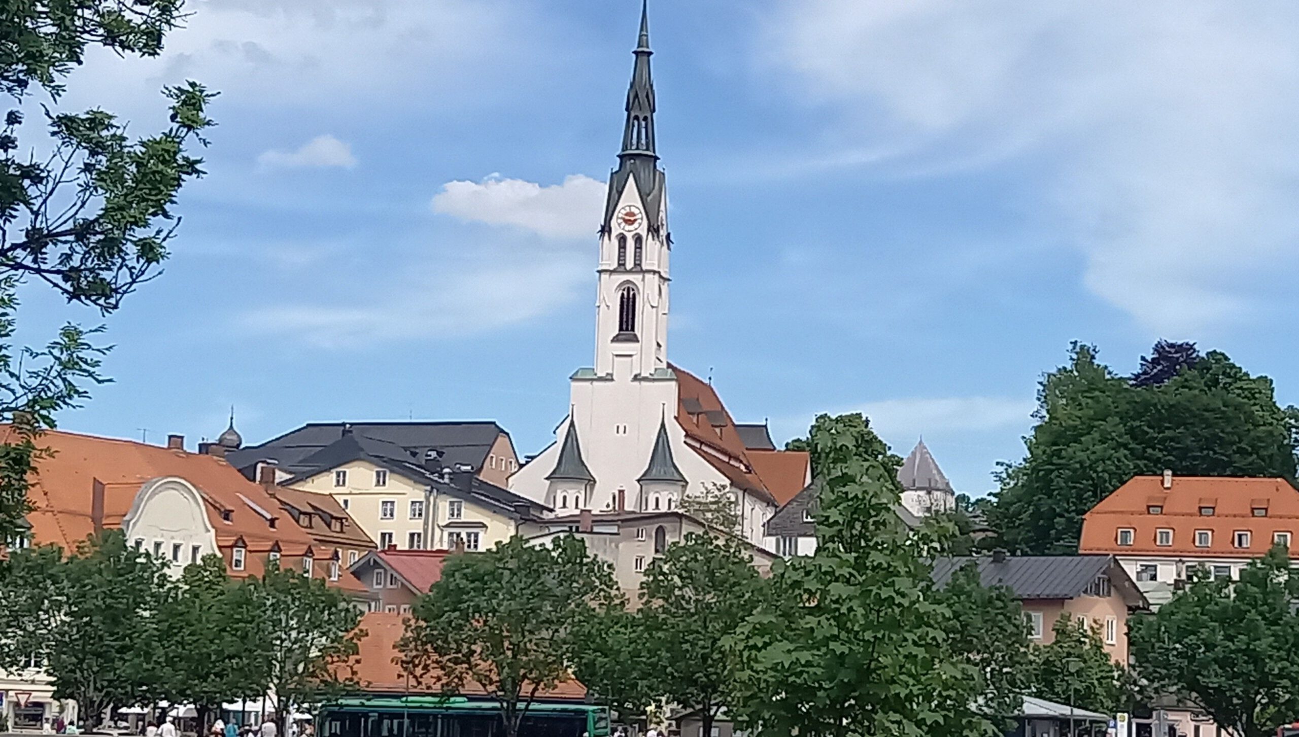Blick auf Kirche von Bad Tölz über die Isar hinweg