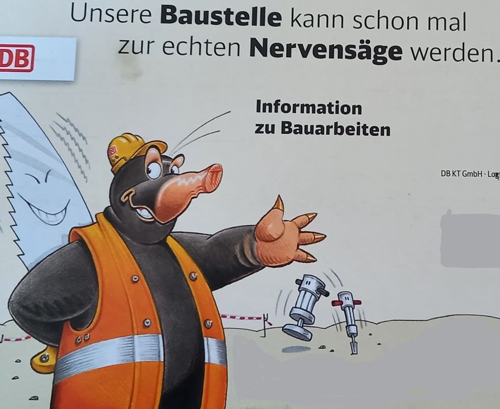 Postkarte der Deutschen Bahn mit gezeichneten Maulwurf, der hinter dem Rücken eine Säge versteckt
