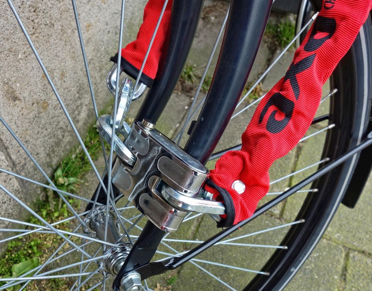 Rotes, aufwendiges Fahrradschloss an Vorderreifen