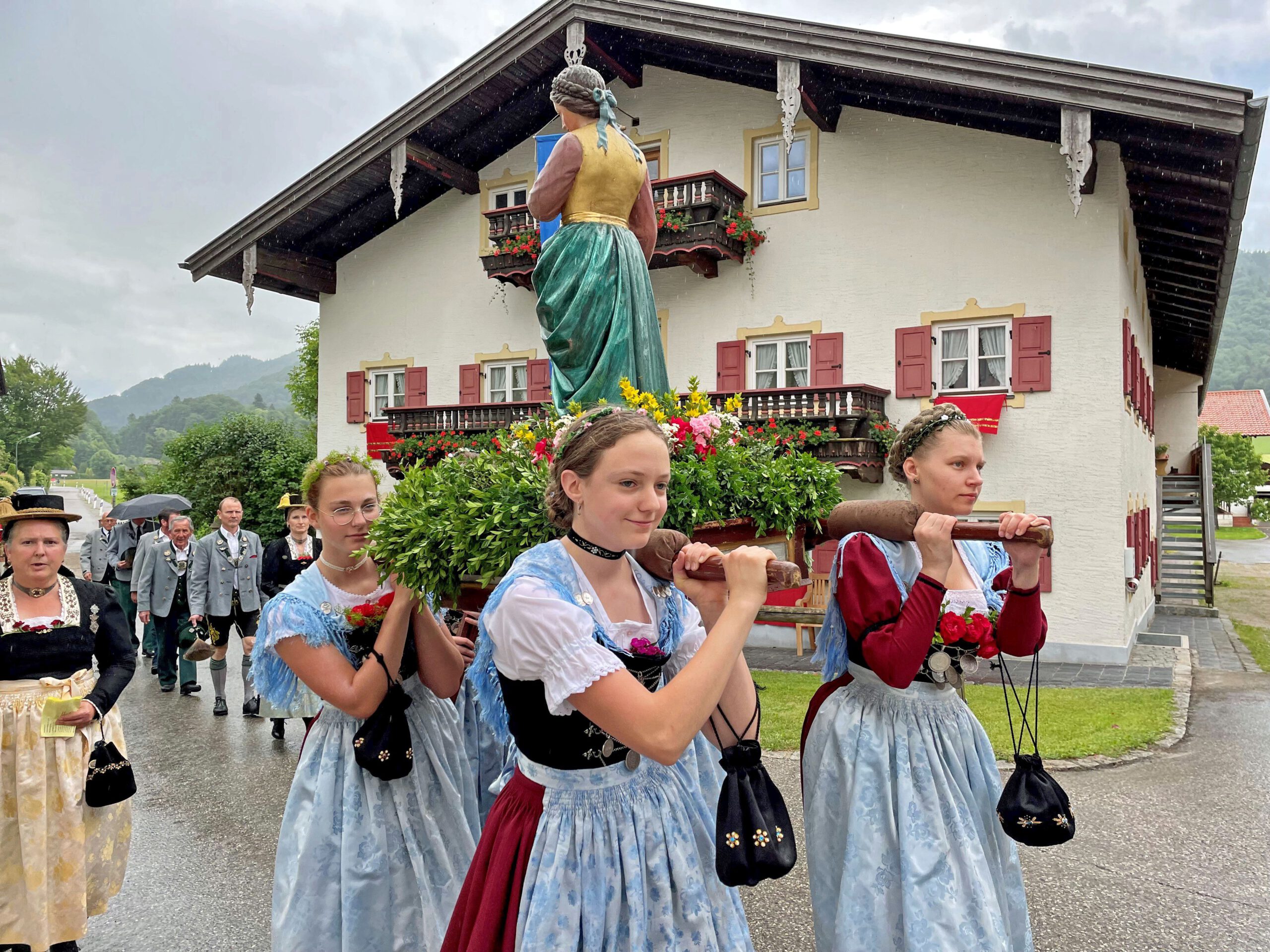 Frauen in Tracht tragen Figur, Fronleichnam Aschau im Chiemgau