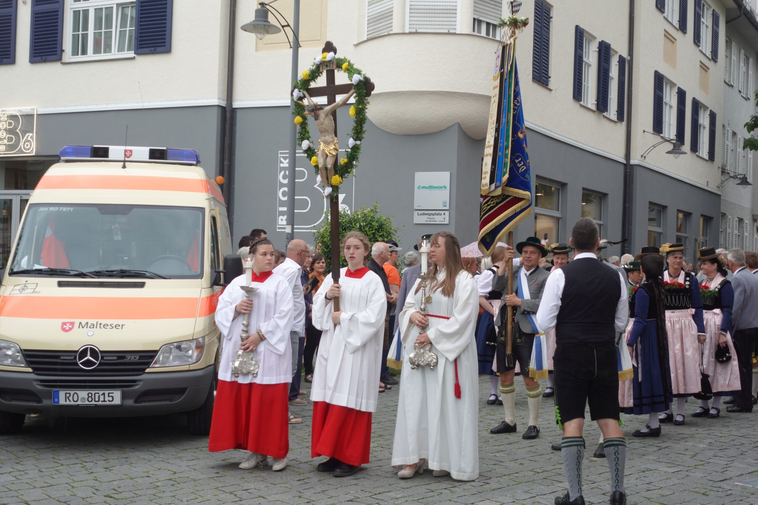 Fronleichnam Rosenheim, Prozession, vorne weg Ministranten mit Kreuz