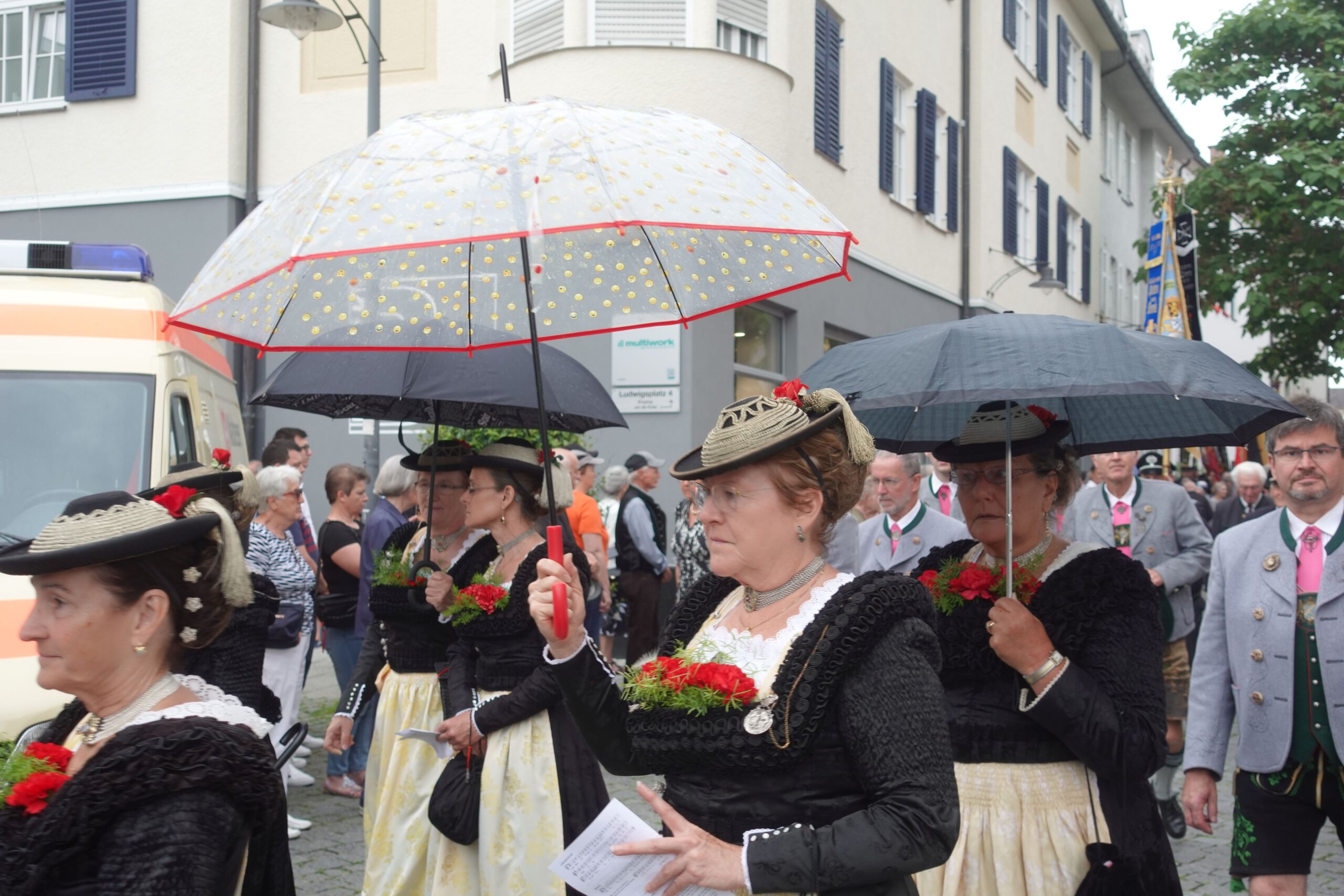 Fronleichnam Rosenheim, Trachtler mit Regenschirm bei der Prozession