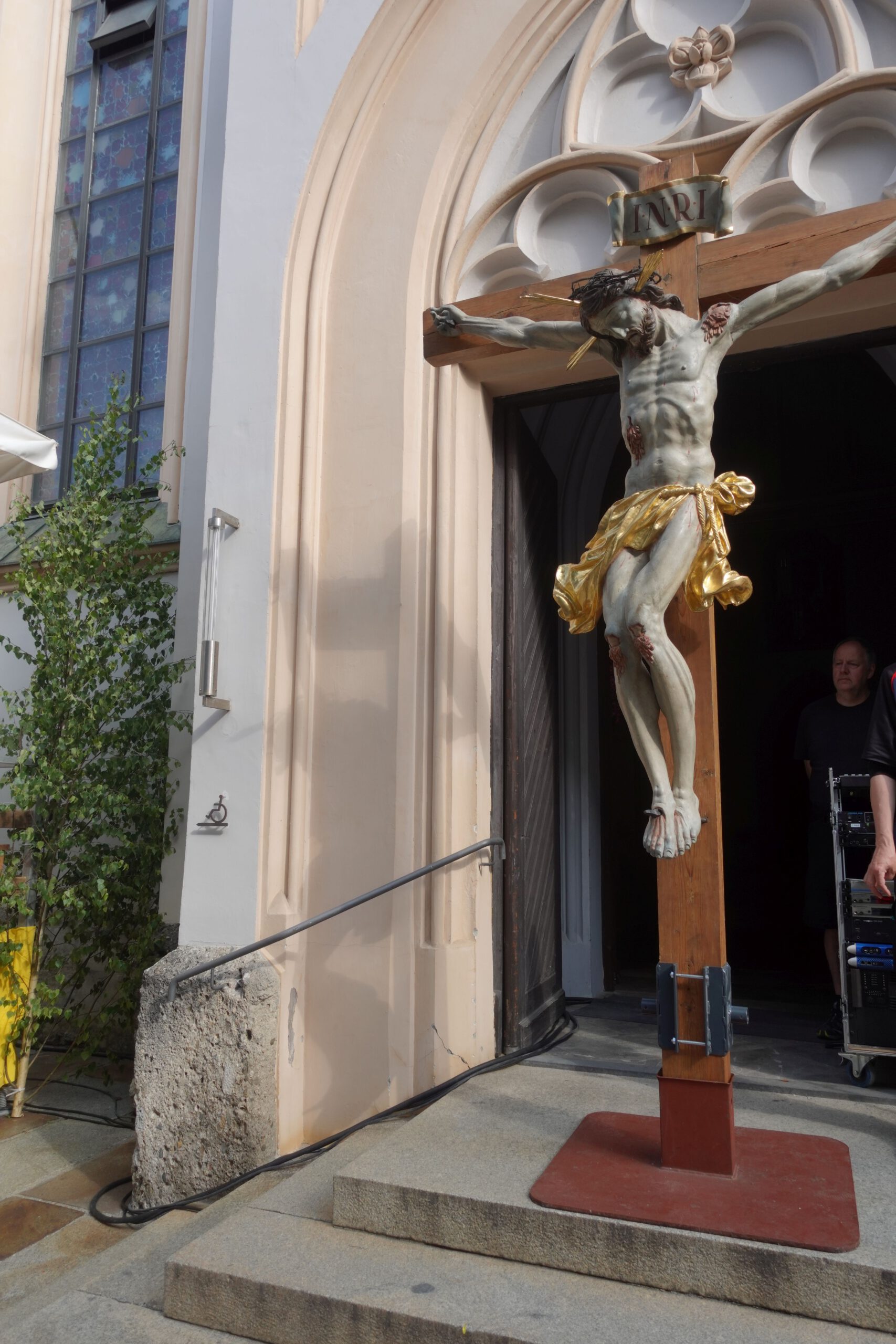 Fronleichnam Rosenheim, grosses Kreuz vor Kirche St. Nikolaus