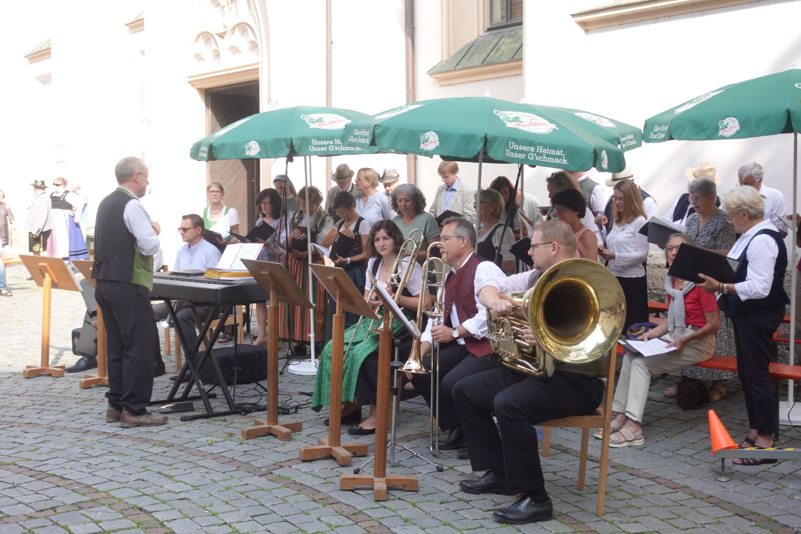 Fronleichnam Rosenheim, die Musiker vor der Kirche