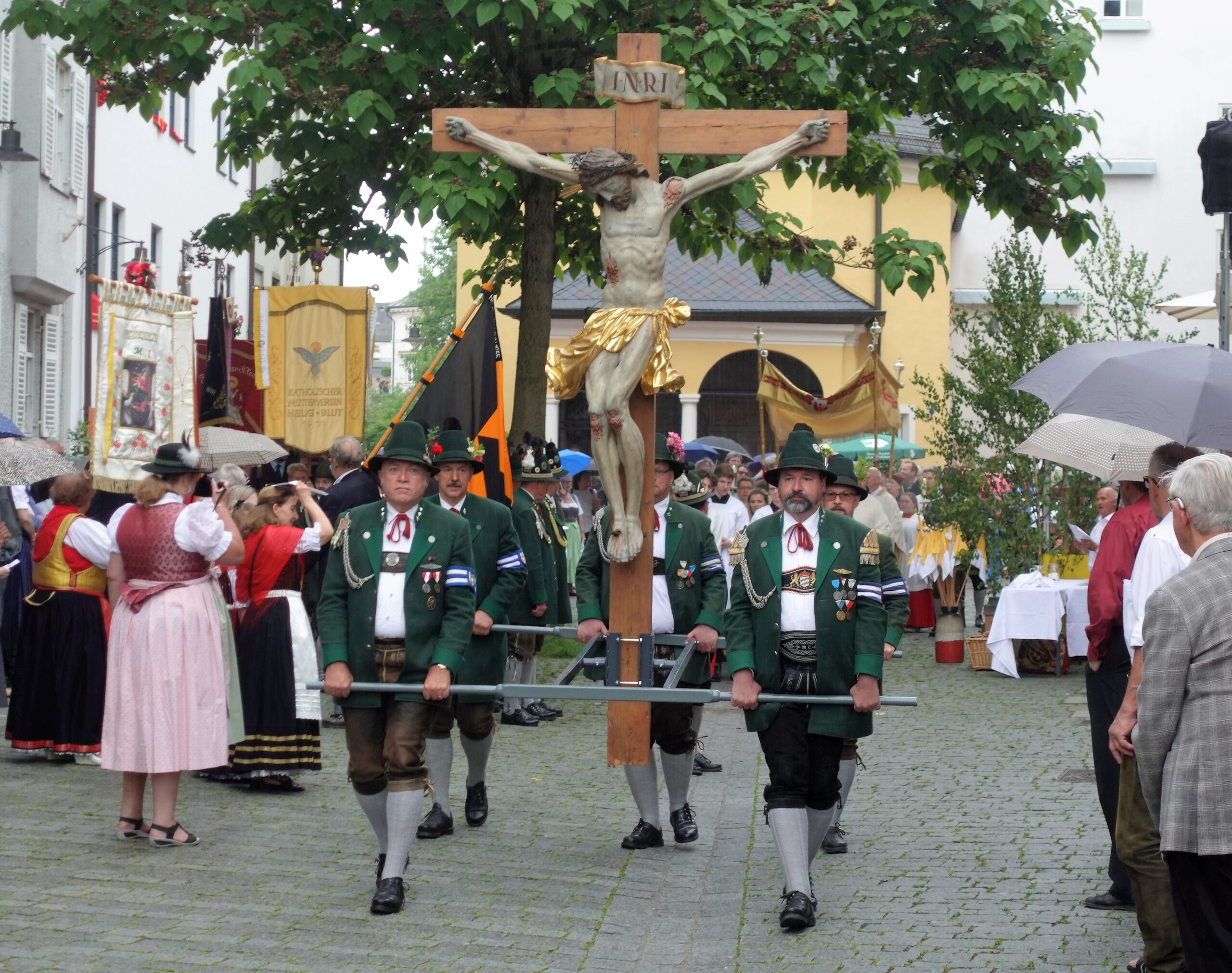 Fronleichnam Rosenheim, Trachtler mit Kreuz bei der Prozession